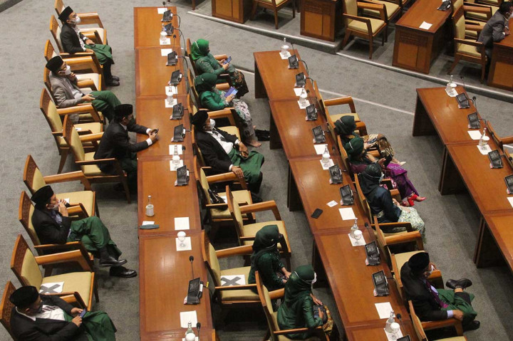 Para anggota Fraksi Partai Kebangkitan Bangsa (PKB) dengan sarungan mengikuti jalannya Rapat Paripurna DPR Masa Persidangan II Tahun Sidang 2021-2022 di Kompleks Parlemen, Senayan, Jakarta, Senin, 1 November 2021.