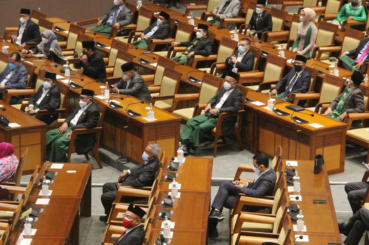 Para anggota PKB bersarungan saat Paripurna DPR dalam peringatan Hari Lahir ke-22 Fraksi PKB DPR dan perayaan Hari Santri Nasional 2021.