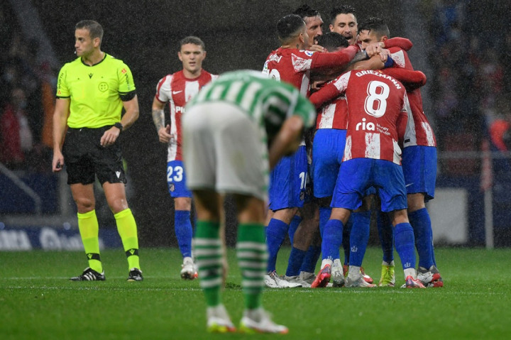 Atletico Madrid sukses mengamankan tiga poin saat membungkam Real Betis tiga gol tanpa balas dalam lanjutan pekan ke-12 Liga Spanyol di Wanda Metropolitano pada Minggu, 1 November 2021, malam WIB.