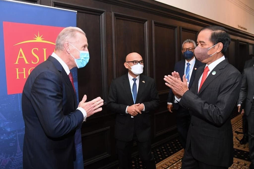 Sebelum menghadiri KTT COP26 di Skotlandia, Presiden Joko Widodo mengadakan pertemuan CEOs Forum dengan beberapa investor besar asal Inggris, Senin, 1 November 2021 waktu setempat pagi. Jokowi menekankan pembahasan pada investasi di bidang ekonomi hijau.