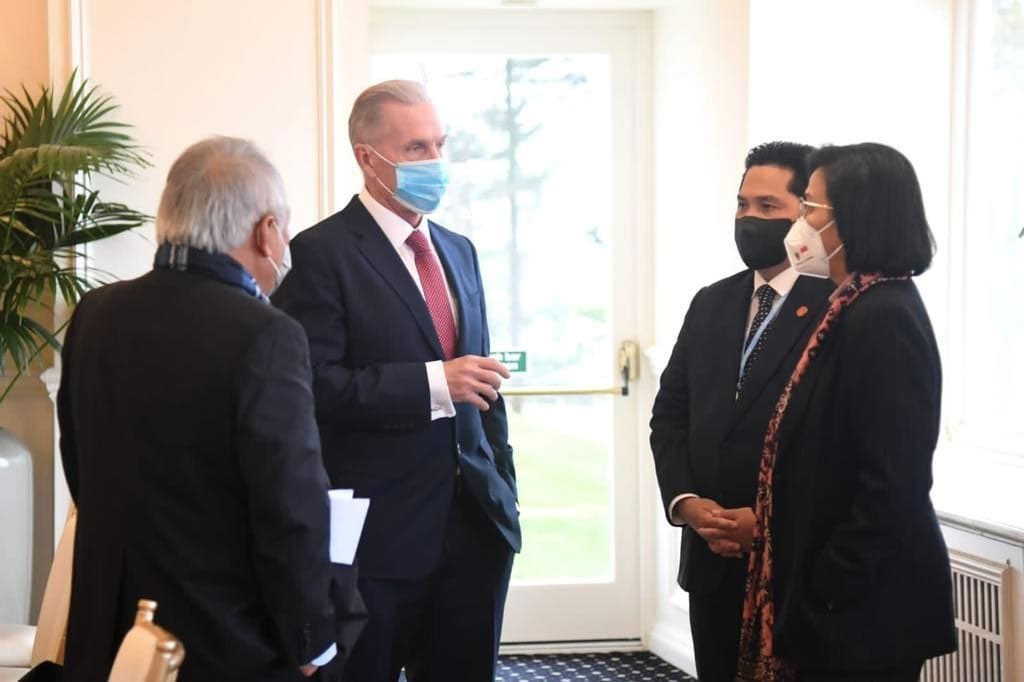 Selain itu, di sektor energi, Indonesia membuka peluang Investasi untuk melakukan early retirement dari pembangkit-pembangkit batu bara dan menggantikannya dengan energi terbarukan. Pemerintah telah mengidentifikasi ada 5,5 GW PLTU batu bara yang bisa masuk dalam proyek ini dengan kebutuhan pendanaan sebesar USD25-30 milia selama 8 tahun ke depan.