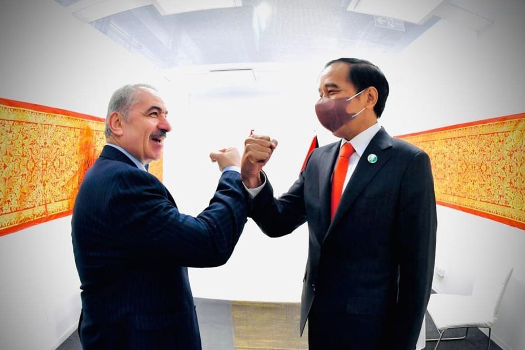 Presiden Joko Widodo (Jokowi) melakukan pertemuan bilateral dengan Perdana Menteri (PM) Palestina Mohammad Ibrahim Shtayyeh di sela-sela pelaksanaan Konferensi Tingkat Tinggi (KTT) Pemimpin Dunia COP26, di Glasgow, Skotlandia, Senin, 1 November 2021 waktu setempat.