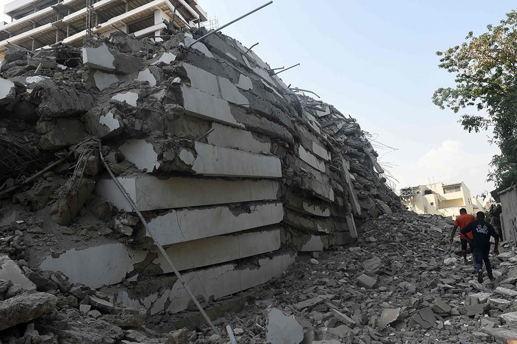 Sebuah gedung bertingkat yang sedang dibangun di Ibu Kota komersial Nigeria, Lagos, runtuh pada Senin, 1 November 2021. Peristiwa tersebut mengakibatkan sedikitnya empat orang meninggal dunia sementara puluhan lainnya dikhawatirkan terperangkap di bawah puing-puing.