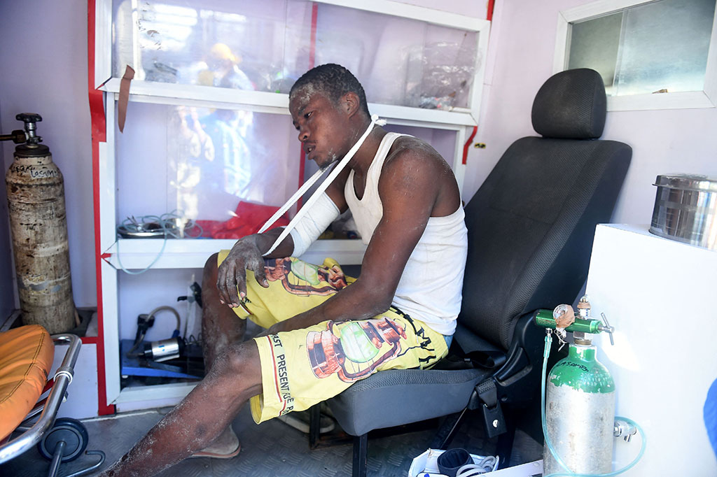 Wisdom  John, 28, seorang tukang batu, mengatakan dia lolos hanya dengan beberapa luka karena berada di lantai dasar ketika bangunan itu runtuh menjadi tumpukan beton. 