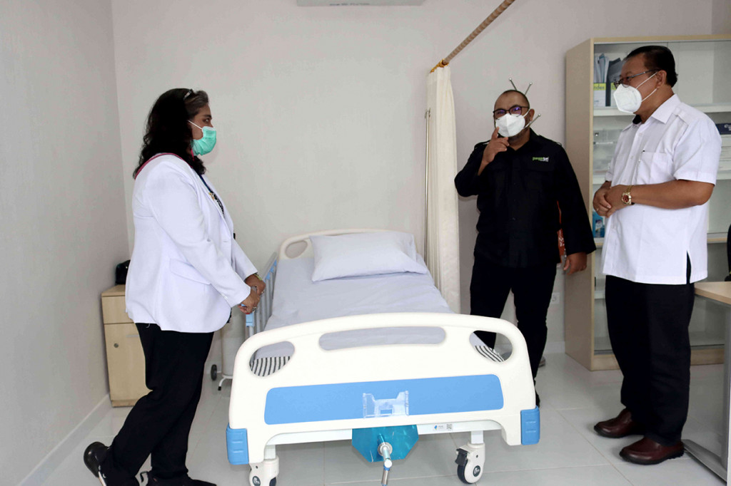 CEO Media Group Mohammad Mirdal Akib (kedua kanan) bersama Presiden Direktur Pangansari Utama Food Resources (PUFR) Maghfur Lasah (kanan) dan dokter perusahaan penanggung jawab klinik dr Fatmasari Diahpermata, meninjau Media Klinik Pangansari, saat peresmian di kantor pusat Pangansari, Ciracas, Jakarta, Selasa, 2 November 2021.