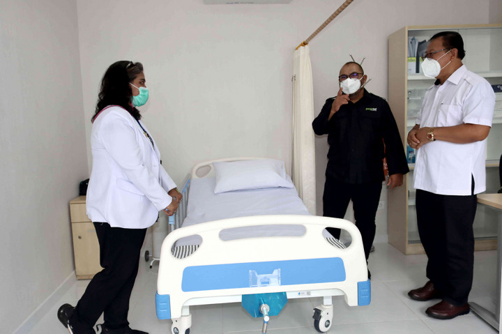 CEO Media Group Mohammad Mirdal Akib (kedua kanan) bersama Presiden Direktur Pangansari Utama Food Resources (PUFR) Maghfur Lasah (kanan) dan dokter perusahaan penanggung jawab klinik dr Fatmasari Diahpermata, meninjau Media Klinik Pangansari, saat peresmian di kantor pusat Pangansari, Ciracas, Jakarta, Selasa, 2 November 2021.