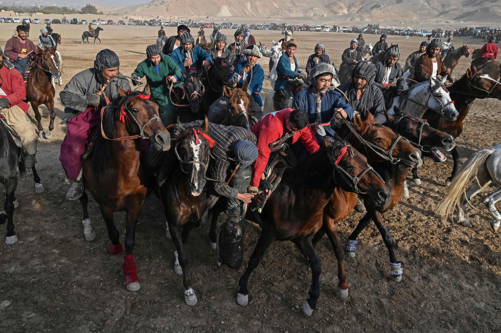 Buzkashi - dari kata Persia untuk kambing (buz) dan drag (kashi) - telah dimainkan di Asia Tengah selama berabad-abad, dengan tetangga Afghanistan Uzbekistan, Tajikistan, Turkmenistan, Kyrgyzstan, dan Kazakhstan memiliki variasi mereka sendiri.