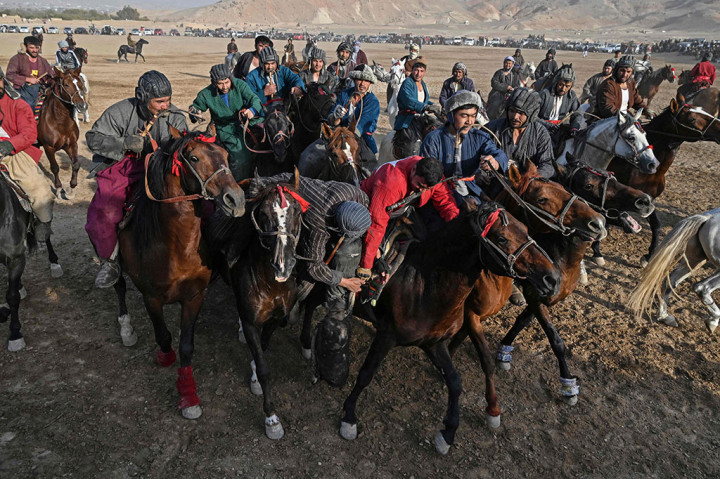 Buzkashi - dari kata Persia untuk kambing (buz) dan drag (kashi) - telah dimainkan di Asia Tengah selama berabad-abad, dengan tetangga Afghanistan Uzbekistan, Tajikistan, Turkmenistan, Kyrgyzstan, dan Kazakhstan memiliki variasi mereka sendiri.