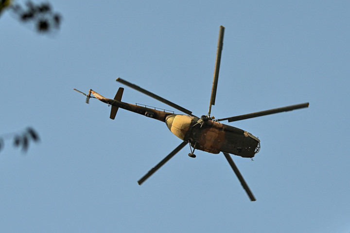 Sebuah helikopter terbang di atas Kabul pada 2 November 2021, setelah ibu kota Afghanistan dilanda dua ledakan di dekat rumah sakit militer bernama Sardar.