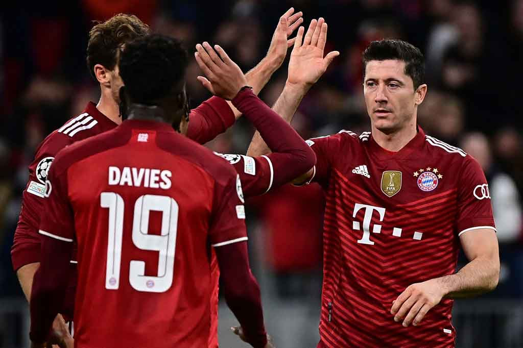 Terus menggempur pertahanan lawan, Die Roten akhirnya membuka keran gol mereka pada menit ke-26 lewat sundulan Robert Lewandowski usai meneruskan umpan silang Kingsley Coman. Skor 1-0 untuk tuan rumah.  