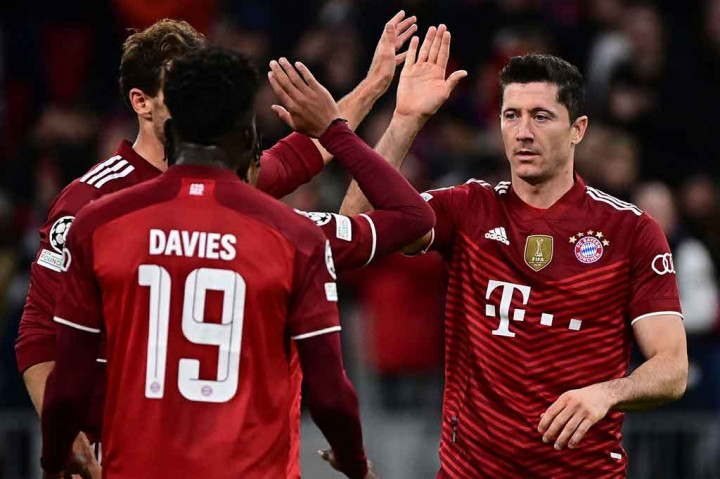 Terus menggempur pertahanan lawan, Die Roten akhirnya membuka keran gol mereka pada menit ke-26 lewat sundulan Robert Lewandowski usai meneruskan umpan silang Kingsley Coman. Skor 1-0 untuk tuan rumah.  