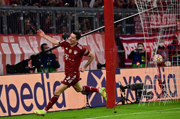 Lewandowski menebus kegagalan penaltinya dengan mencetak brace pada menit ke-61 lewat tendangan lob di kotak penalti setelah mendapatkan bola dari Sane. Benfica tertinggal 1-4.   Benfica kemudian memperkecil ketertinggalan pada menit ke-74 lewat Darwin Nunez.