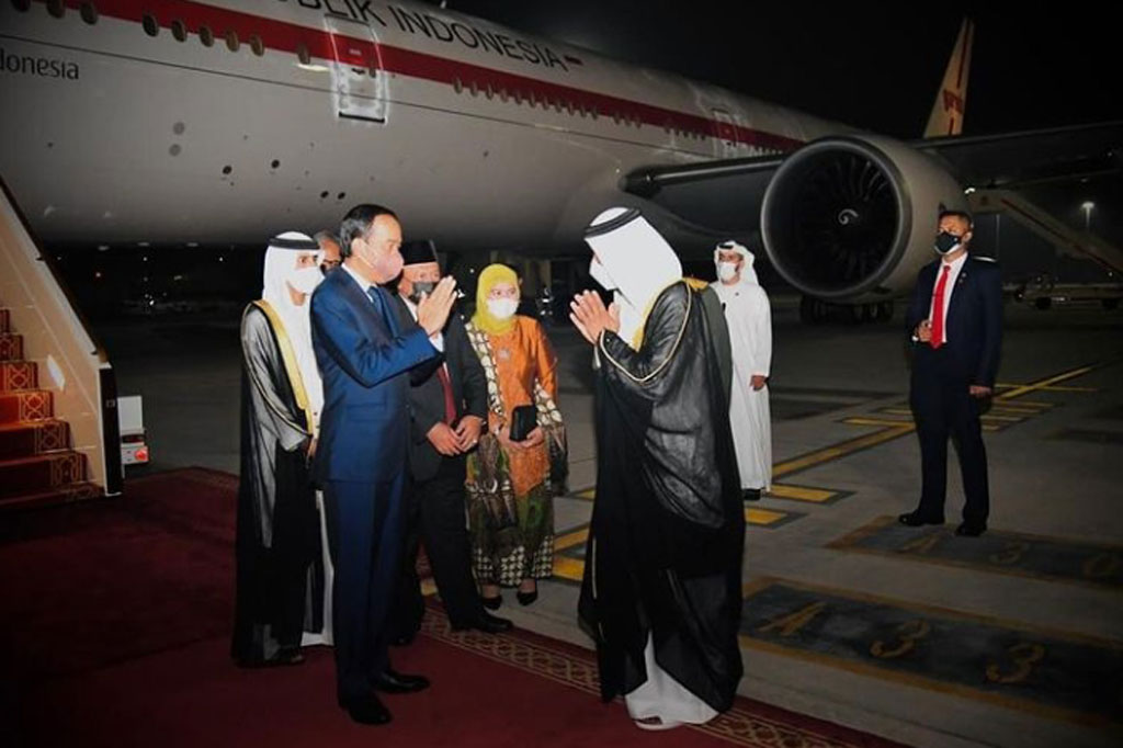 Seusai menempuh penerbangan selama kurang lebih 7,5 jam dari Glasgow, Skotlandia, Presiden Joko Widodo tiba di Abu Dhabi, Persatuan Emirat Arab pada Selasa, 2 November 2021 malam waktu setempat.