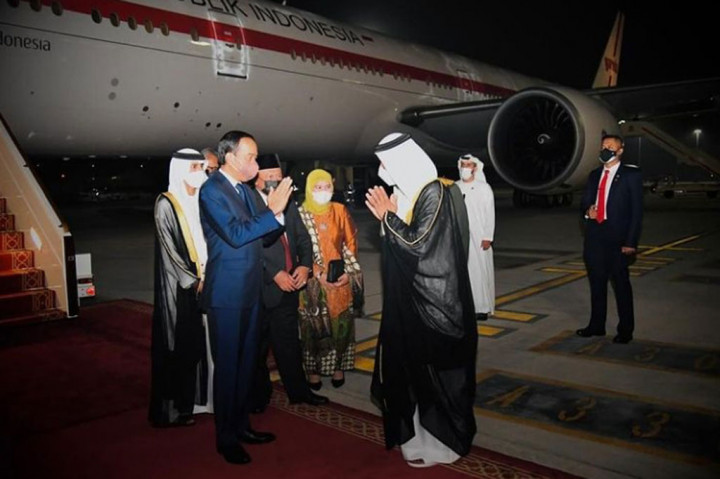 Seusai menempuh penerbangan selama kurang lebih 7,5 jam dari Glasgow, Skotlandia, Presiden Joko Widodo tiba di Abu Dhabi, Persatuan Emirat Arab pada Selasa, 2 November 2021 malam waktu setempat.