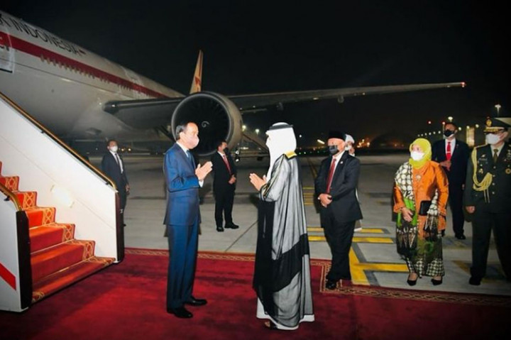 Presiden Jokowi disambut oleh Duta Besar Republik Indonesia untuk Persatuan Emirat Arab Husin Bagis beserta Ibu Farida Husin Bagis, Menteri Energi Persatuan Emirat Arab Suhail Al Mazroui, dan Atase Pertahanan RI Riyadh Brigjen Erlangga di bawah tangga pesawat.