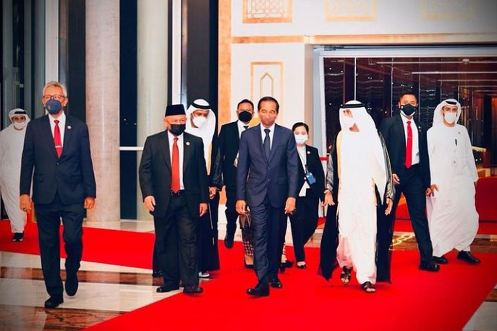 Turut mendampingi Presiden dalam penerbangan menuju Abu Dhabi antara lain Menteri Koordinator Bidang Perekonomian Airlangga Hartarto, Menteri Koordinator Bidang Kemaritiman dan Investasi Luhut Binsar Pandjaitan, Menteri Luar Negeri Retno Marsudi, Menteri BUMN Erick Thohir, dan Sekretaris Kabinet Pramono Anung.