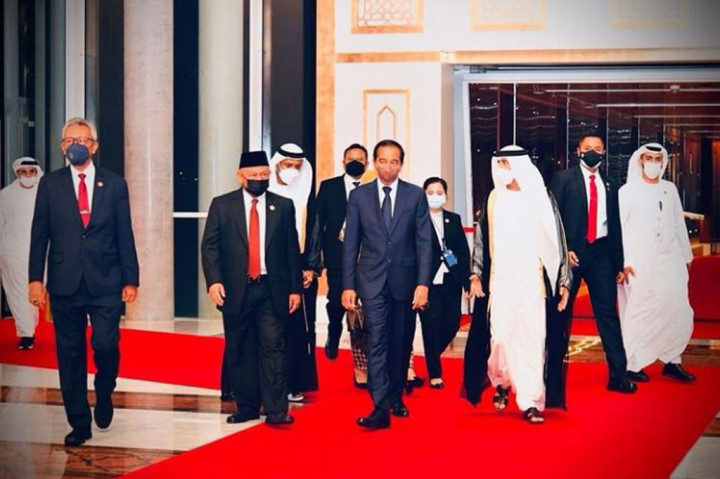 Turut mendampingi Presiden dalam penerbangan menuju Abu Dhabi antara lain Menteri Koordinator Bidang Perekonomian Airlangga Hartarto, Menteri Koordinator Bidang Kemaritiman dan Investasi Luhut Binsar Pandjaitan, Menteri Luar Negeri Retno Marsudi, Menteri BUMN Erick Thohir, dan Sekretaris Kabinet Pramono Anung.