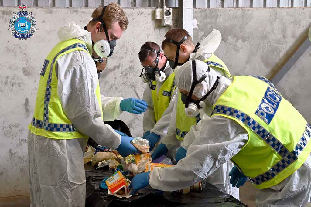 Polisi memeriksa sampah yang dikumpulkan selama pencarian terhadap balita Cleo Smith, yang menghilang dari tenda keluarganya di Western Australia pada 16 Oktober dini hari. Hilangnya Smith memicu pencarian udara, laut dan darat yang ekstensif.