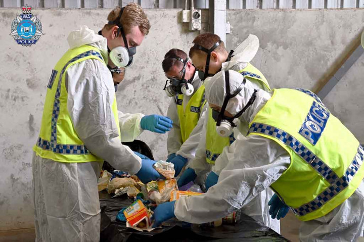 Polisi memeriksa sampah yang dikumpulkan selama pencarian terhadap balita Cleo Smith, yang menghilang dari tenda keluarganya di Western Australia pada 16 Oktober dini hari. Hilangnya Smith memicu pencarian udara, laut dan darat yang ekstensif.