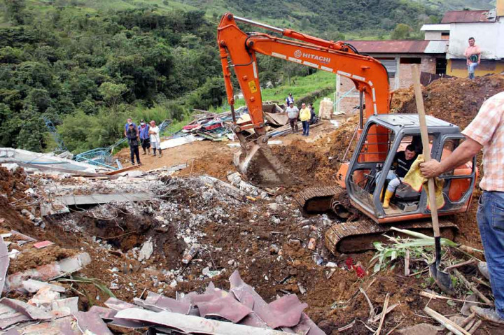 Tim SAR dibantu alat berat mencari korban selamat setelah tanah longsor mengubur dua rumah di Mallama, provinsi Narino, Kolombia, pada Selasa, 2 November 2021 waktu setempat.