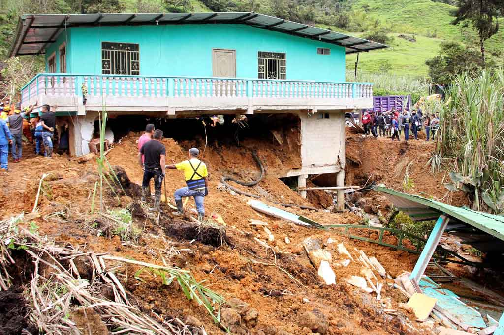 Sedikitnya sepuluh orang meninggal dunia setelah tanah longsor akibat hujan lebat menerjang sebuah hotel di Kolombia barat daya pada Selasa, 2 November 2021 waktu setempat.