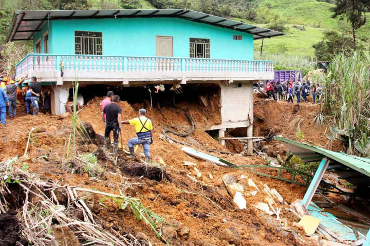 Sedikitnya sepuluh orang meninggal dunia setelah tanah longsor akibat hujan lebat menerjang sebuah hotel di Kolombia barat daya pada Selasa, 2 November 2021 waktu setempat.
