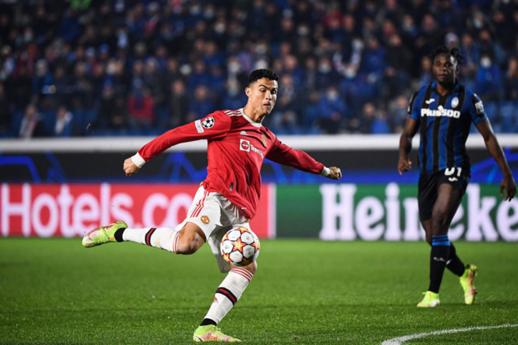 CR7 menyelamatkan timnya dari kekalahan lewat golnya di masa injury time. Umpan Mason Greenwood dari tepi kotak penalti diselesaikan Ronaldo dengan sepakan voli yang tidak bisa dijangkau kiper Juan Musso. 