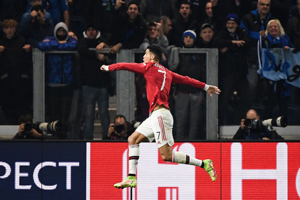 Setan Merah mencetak gol penyama kedudukan menjelang berakhirnya babak pertama lewat Ronaldo usai menyelesaikan umpan matang Bruno Fernandes di dalam kotak penalti. Babak pertama selesai dengan skor 1-1.