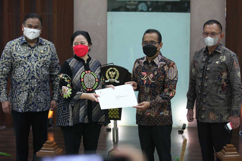 Ketua DPR RI Puan Maharani (kedua dari kiri) didampingi Wakil Ketua DPR Rahmad Gobel (kiri) dan Lodewijk Freidrich Paulus (kanan) menerima Mensesneg Pratikno (kedua dari kanan) menyampaikan surat presiden mengenai usulan calon Panglima TNI atas nama Jenderal TNI Andika Perkasa untuk menggantikan Marskal Hadi Tjahjanto yang telah memasuki pensiun di Lobby Gedung Nusantara III Komplek Parlemen Senayan Jakarta.