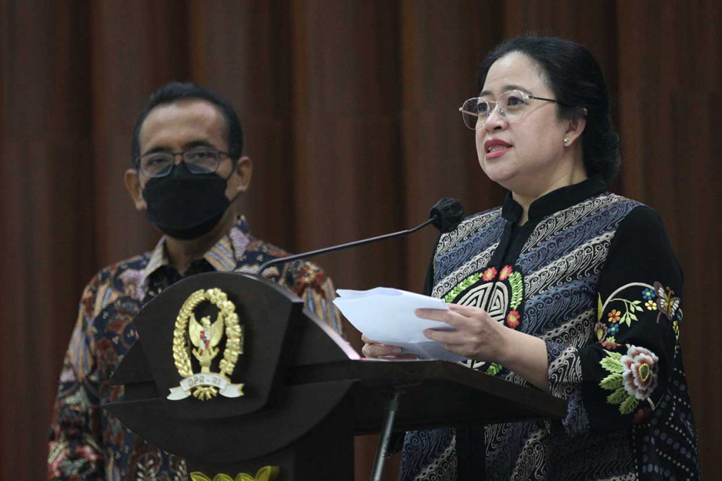 Ketua DPR RI Puan Maharani (kanan) memberikan keterangan saat menerima Mensesneg Pratikno (kiri) menyampaikan surat presiden mengenai usulan calon Panglima TNI atas nama Jenderal TNI Andika Perkasa untuk menggantikan Marskal Hadi Tjahjanto yang telah memasuki pensiun di Lobby Gedung Nusantara III Komplek Parlemen Senayan Jakarta.