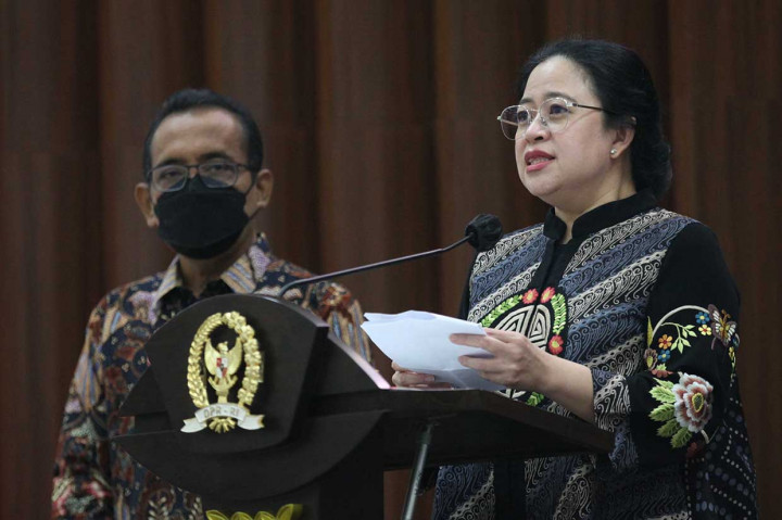 Ketua DPR RI Puan Maharani (kanan) memberikan keterangan saat menerima Mensesneg Pratikno (kiri) menyampaikan surat presiden mengenai usulan calon Panglima TNI atas nama Jenderal TNI Andika Perkasa untuk menggantikan Marskal Hadi Tjahjanto yang telah memasuki pensiun di Lobby Gedung Nusantara III Komplek Parlemen Senayan Jakarta.
