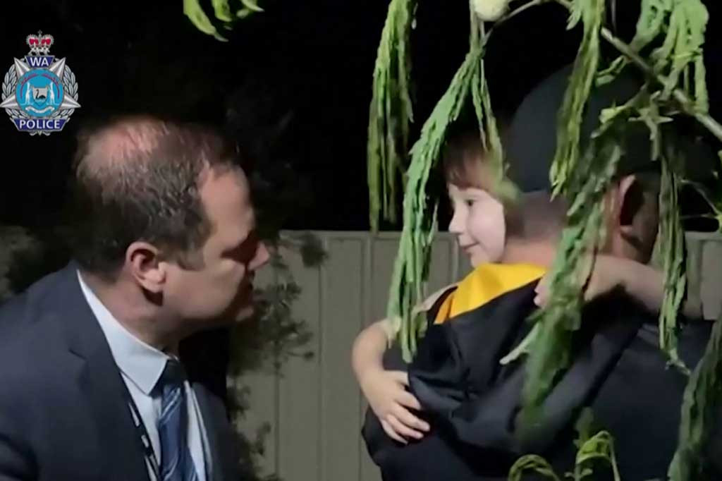 Seorang gadis berusia 4 tahun yang hilang selama 18 hari dari perkemahan di Australia akhirnya ditemukan dalam keadaan hidup dan sehat. Cleo Smith diselamatkan dari sebuah rumah terkunci di Carnarvon, sebuah kota sekitar 100 km selatan lokasi dia hilang. 