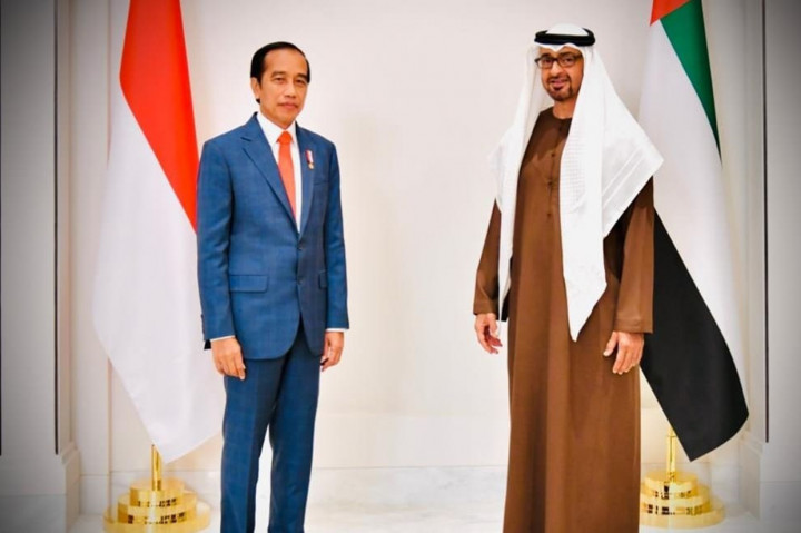 Sebelum memulai pertemuan bilateral, Presiden Jokowi dan Pangeran MBZ berfoto bersama terlebih dahulu.