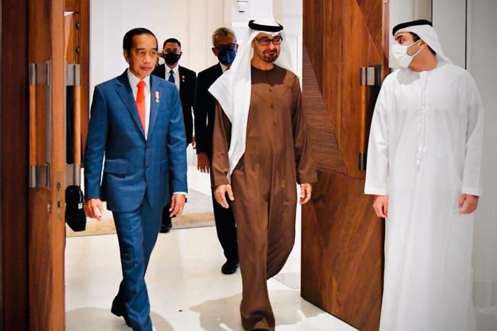 Jokowi disambut langsung Putra Mahkota Abu Dhabi dan Wakil Panglima Tertinggi Angkatan Bersenjata PEA Sheikh Mohamed bin Zayed Al Nahyan.