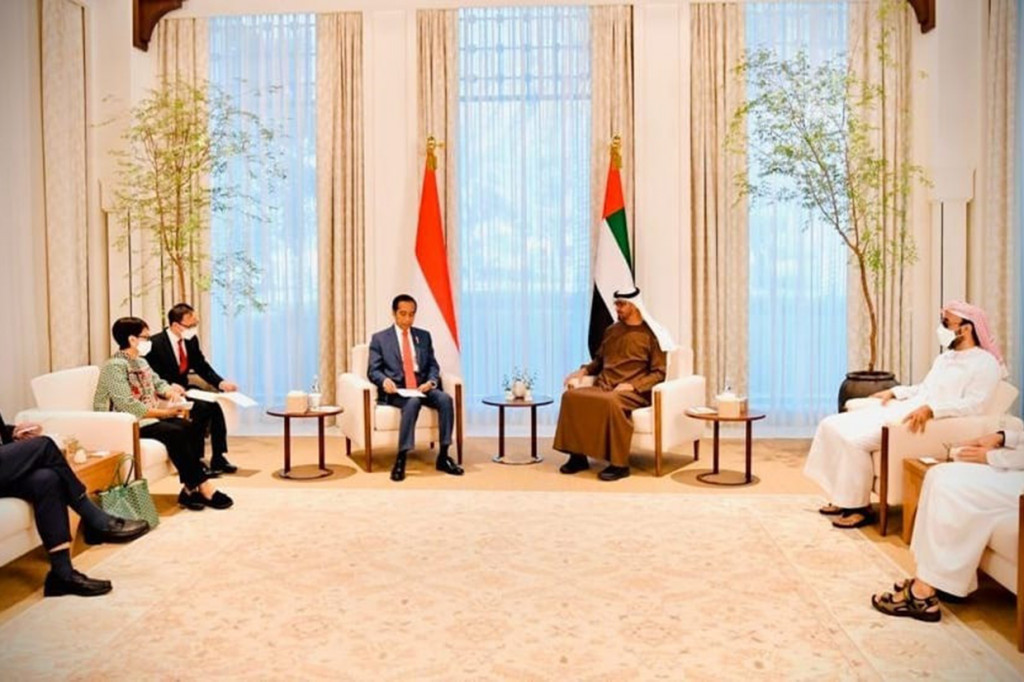 Dalam pertemuan bilateral tersebut, Putra Mahkota Abu Dhabi didampingi Sheikh Tahnoun bin Zayed Al-Nahyan (National Security Advisor), Sheikh Khalid bin Mohamed bin Zayed Al-Nahyan (Chairman of Abu Dhabi Executive Office), Sheikh Hamdan bin Mohamed Al-Nahyan, Suhail Al Mazrouei (Menteri Energi dan Infrastruktur PEA), Amb. Abdulla Al Dhaheri (Duta Besar PEA untuk RI), Waleed Al Mohaeri (Deputy Group CEO Mubadala), dan Mohammed Hassan Al Suwaidi (CEO ADQ).