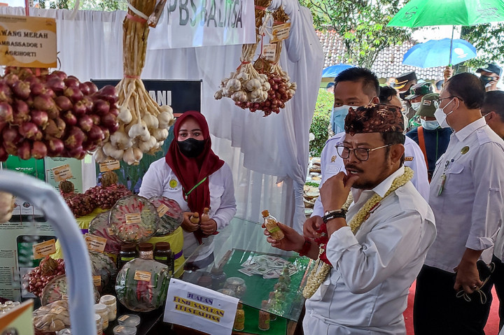 Menteri Pertanian, Syahrul Yasin Limpo mengunjungi stand pameran di sela-sela pelepasan ekspor olahan kripik kentang (potalava potato chips) di Balai Penelitian Tanaman Sayuran (Balitsa) Cikole, Lembang, Kabupaten Bandung Barat, Rabu, 3 November 2021.