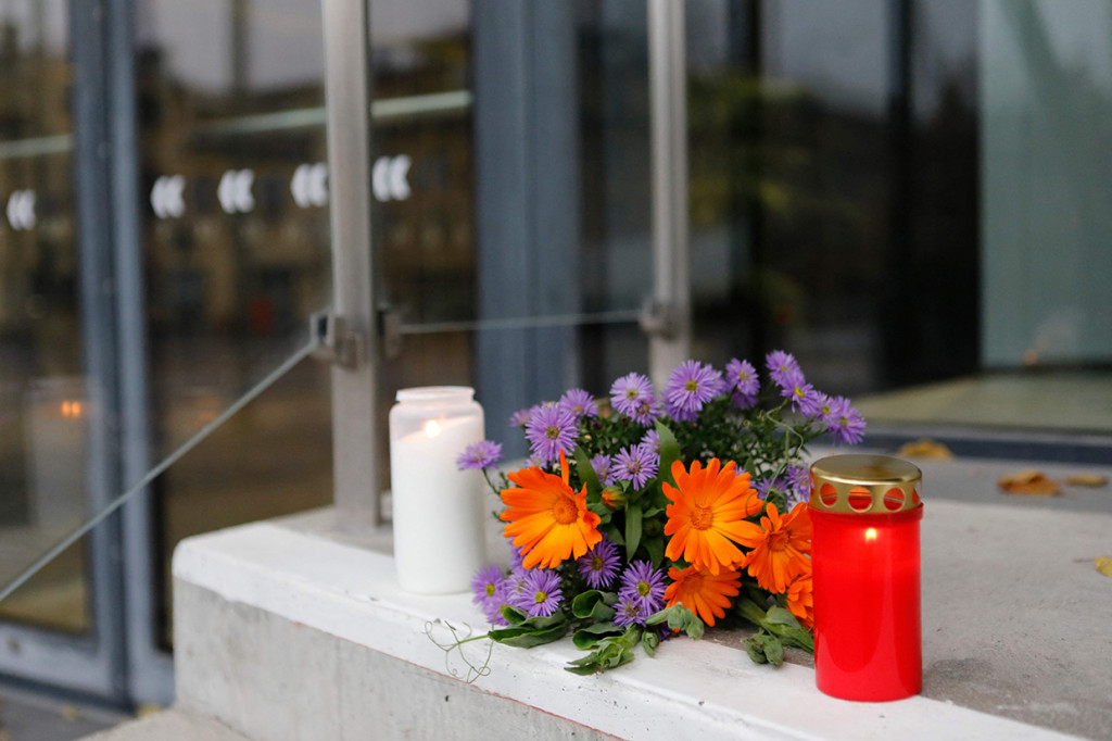 Bunga dan lilin terlihat di pintu Gedung Konser dan Kongres Uppsala pada 3 November 2021 di Uppsala, Swedia, 3 November 2021.