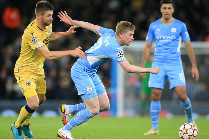 Manchester City langsung tancap gas sejak awal laga. Serangan demi serangan mereka lancarkan untuk mengancam gawang kawalan Simon Mignolet.
