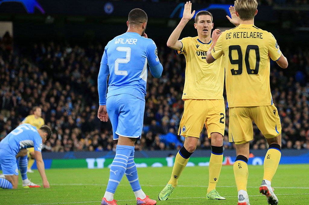 Namun, keunggulan City hanya bertahan dua menit setelah John Stones membuat gol bunuh diri karena gagal menghindari bola pantulan dari tembakan keras Charles de Ketelaere sebelum masuk gawang Ederson. Club Brugge menyamakan 1-1.
