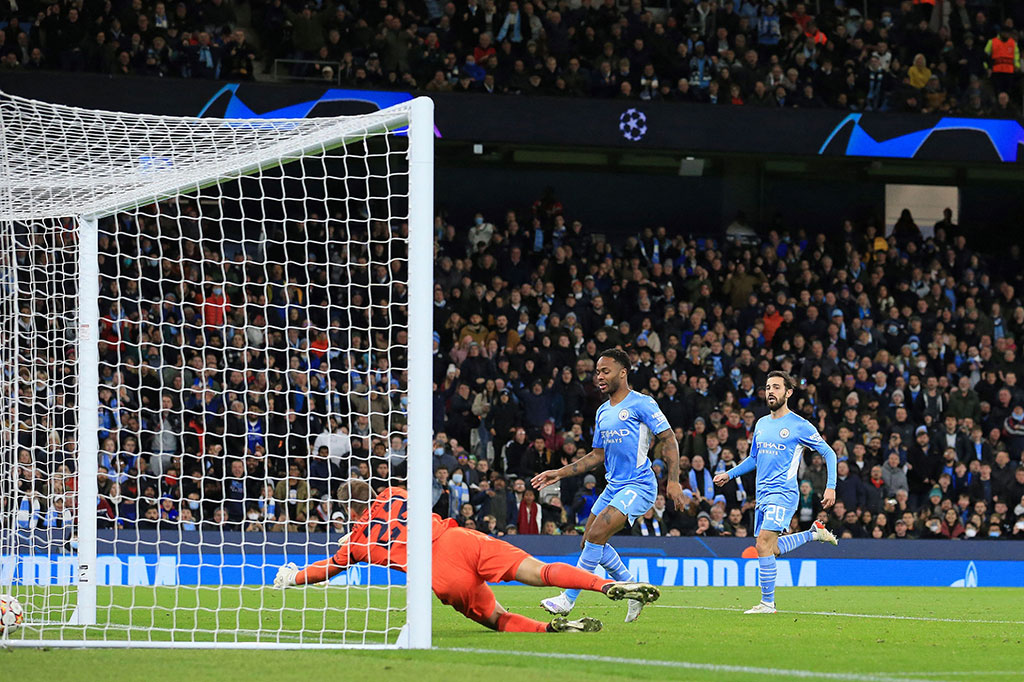 Pep Guardiola kemudian memasukkan Raheem Sterling untuk menggantikan Mahrez pada menit ke-69, dan langsung membuahkan hasil tiga menit kemudian ketika Sterling meneruskan umpan tarik Gundogan ke tengah kotak penalti lawan. City pun unggul 3-1.
