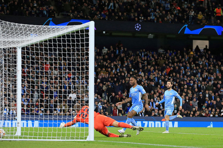 Pep Guardiola kemudian memasukkan Raheem Sterling untuk menggantikan Mahrez pada menit ke-69, dan langsung membuahkan hasil tiga menit kemudian ketika Sterling meneruskan umpan tarik Gundogan ke tengah kotak penalti lawan. City pun unggul 3-1.
