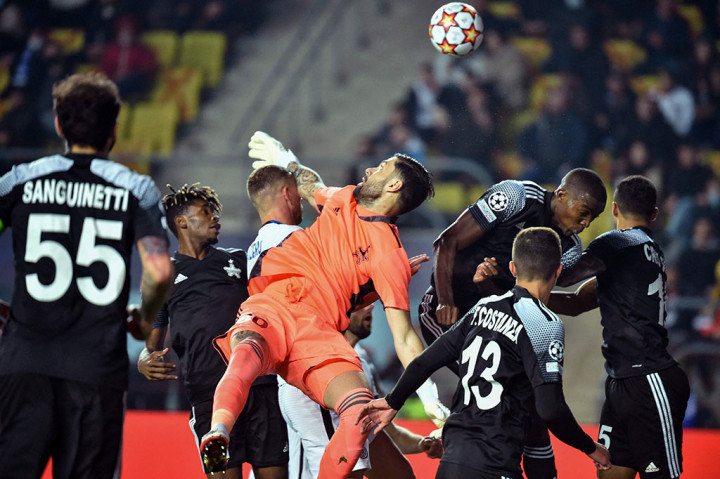 Kedua tim saling serang sejak menit awal. Inter kemudian perlahan-lahan menguasai laga. Namun beberapa peluang Nerazzurri untuk menjebol gawang tuan rumah selalu menemui jalan buntu. Tidak ada gol yang tercipta di babak pertama.