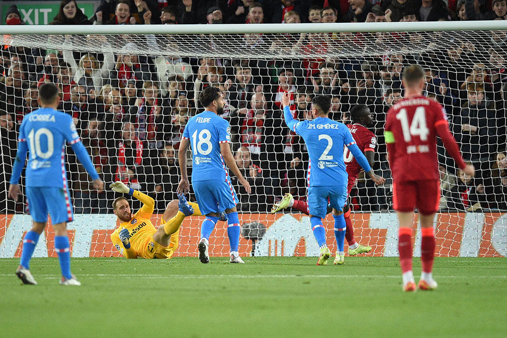 Enam menit berselang tuan rumah menggandakan keunggulan saat lagi-lagi Alexander-Arnold menemukan celah dalam pertahanan Atletico untuk mengirimkan umpan terobosan terukur yang bisa dikejar dan disontek Sadio Mane ke dalam gawang tim tamu.