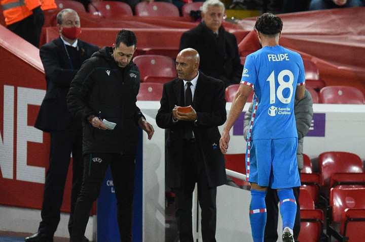 Upaya Atletico untuk bangkit semakin berat karena pada menit ke-36 harus kehilangan Felipe yang diganjar kartu merah usai melanggar Sadio Mane tepat di hadapan wasit Danny Makkelie.