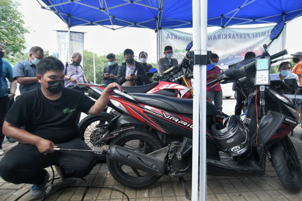 Dinas Lingkungan Hidup DKI Jakarta membuka layanan uji emisi kendaraan bermotor mobil dan motor gratis yang dibuka setiap Selasa dan Kamis untuk menekan tingkat pencemaran udara di Ibu Kota. Lokasi uji emisi gratis dilakukan di bengkel Dinas Lingkungan Hidup DKI Jakarta di Cililitan.