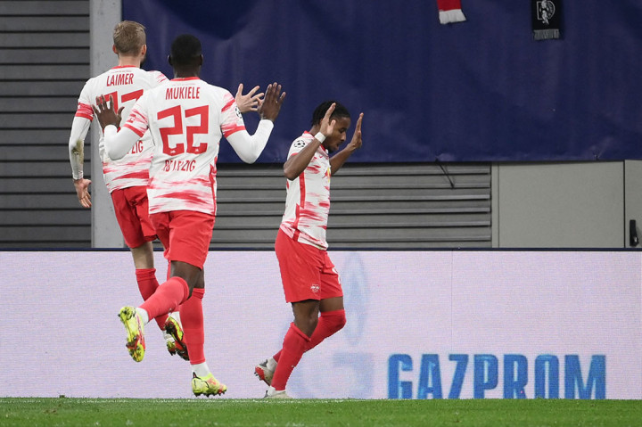 Ingin memburu kemenangan membuat Leipzig menekan PSG sejak awal laga. Mereka kemudian berhasil unggul cepat saat laga memasuki menit ke-8 lewat tandukan Christopher Nkunku menyambut umpan Andre Silva.