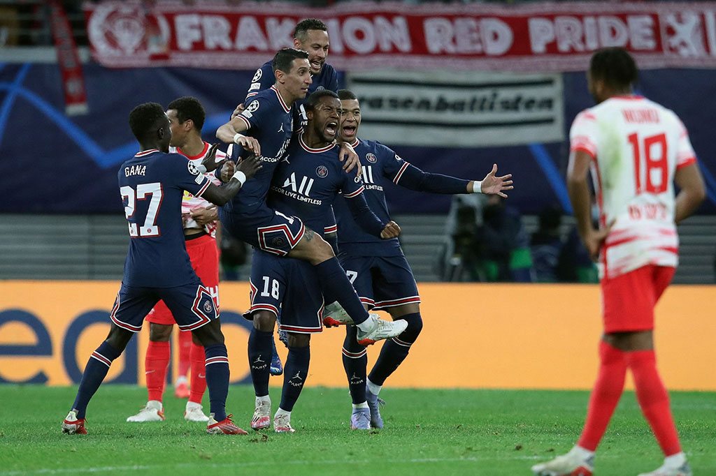 Tim tamu berbalik unggul pada menit ke-39. Wijnaldum mencetak brace usai meneruskan umpan sundulan Marquinhos. Skor 2-1 untuk PSG bertahan hingga jeda.