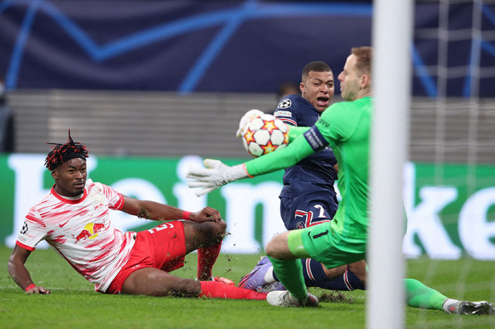 Pada babak kedua, laga kedua tim berjalan ketat. Pada menit ke-64 PSG menebarkan ancaman lewat tendangan Mbappe di kotak penalti. Sayangnya upaya penyerang berusia 22 tahun itu masih bisa diredam kiper Leipzig Peter Gulacsi.
