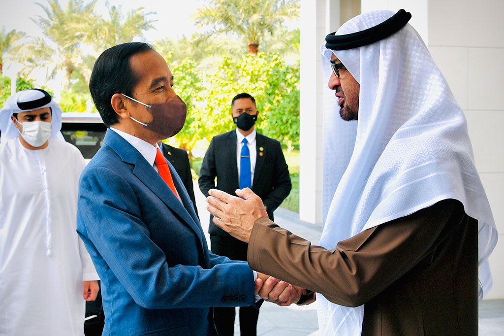 Presiden Joko Widodo disambut Putra Mahkota Abu Dhabi Sheikh Mohammed Bin Zayed Al Nahyan (MBZ) di Istana Al-Shatie, Abu Dhabi, Persatuan Emirat Arab, Rabu, 3 November 2021 waktu setepat.