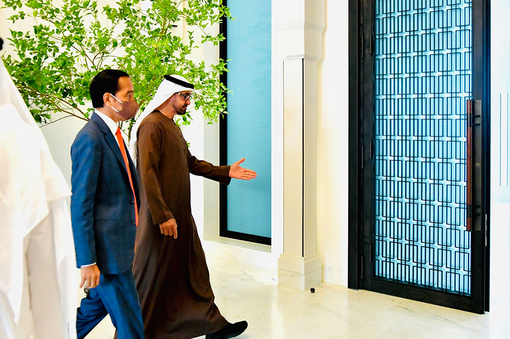 Presiden Joko Widodo melakukan pertemuan bilateral dengan Putra Mahkota Abu Dhabi Sheikh Mohammed Bin Zayed Al Nahyan (MBZ) yang digelar di Istana Al-Shatie, Abu Dhabi, Persatuan Emirat Arab, Rabu, 3 November 2021 waktu setepat.